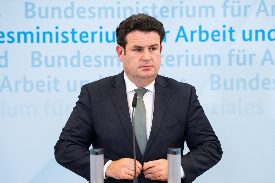 30. Juni, Berlin: Hubertus Heil (SPD), Bundesminister für Arbeit und Soziales, steht bei einer Pressekonferenz anlässlich der Übergabe des Berichts der Mindestlohnkommission. Heil hat die angepeilte Mindestlohn-Erhöhung als gute Nachricht für rund zwei Millionen Arbeitnehmer gewürdigt.