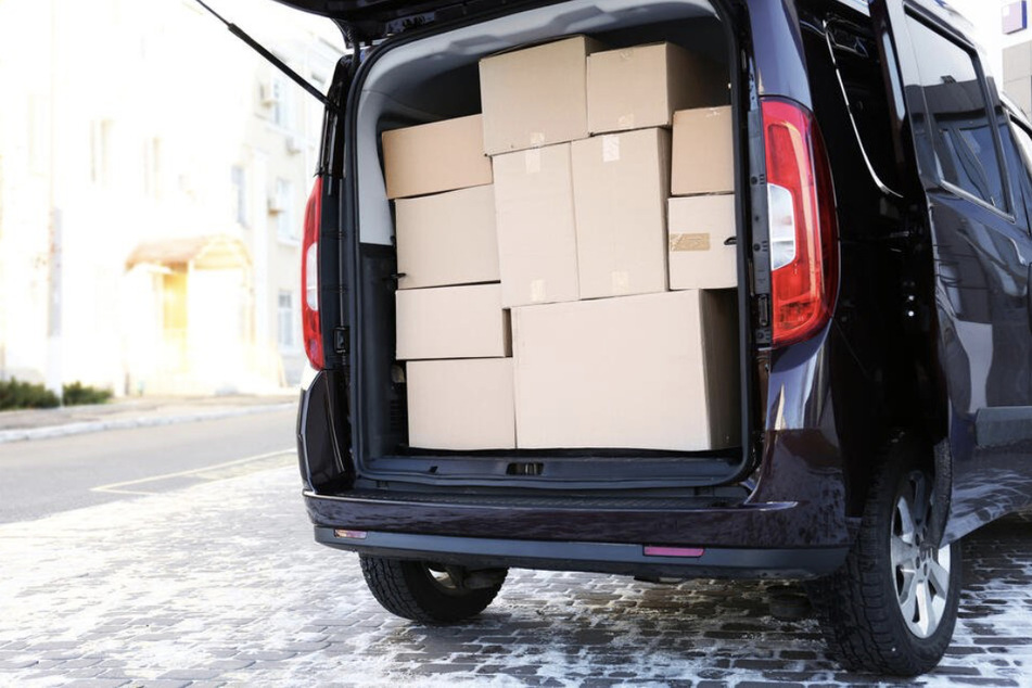 Ein Auto ist vollgepackt mit Umzugskisten. 2020 sind mehr Leute nach Sachsen-Anhalt umgezogen, als dass Menschen das mitteldeutsche Bundesland verlassen haben. (Symbolbild)