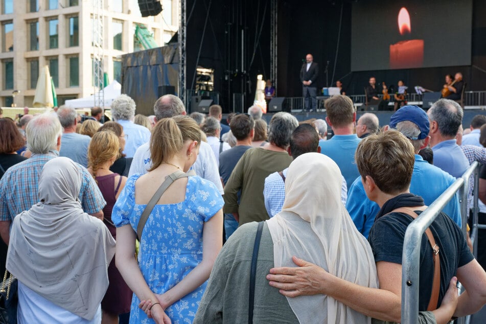 Hunderte Menschen waren am Samstagabend in Solingen zur Andacht gekommen.