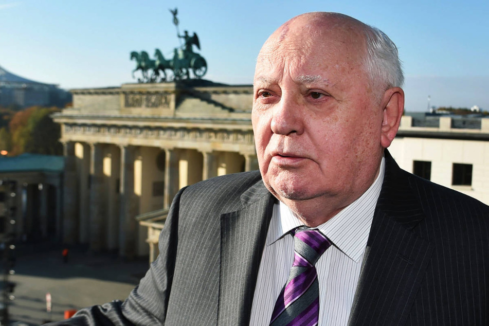 Michail Gorbatschow steht bei einem Berlin-Besuch im Jahr 2014 am Brandenburger Tor. Der frühere sowjetische Staatschef ist am Dienstag im Alter von 91 Jahren gestorben.