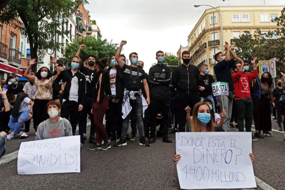 Madrid: Demonstranten sitzen auf einer Strasse im Stadtbezirk Villa de Vallecas.