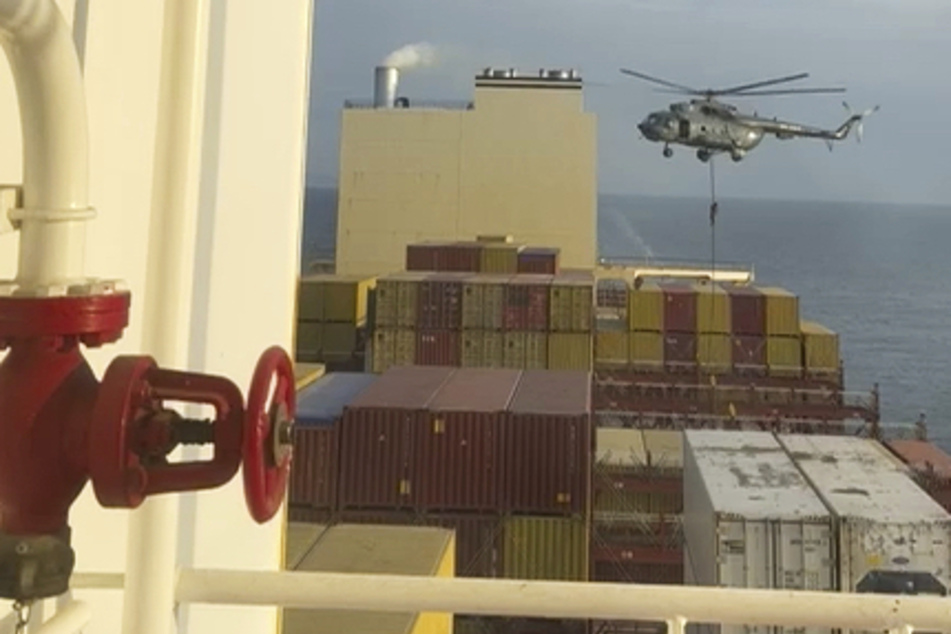 Das Videostandbild zeigt einen Hubschrauberangriff auf ein Schiff in der Nähe der Straße von Hormus.