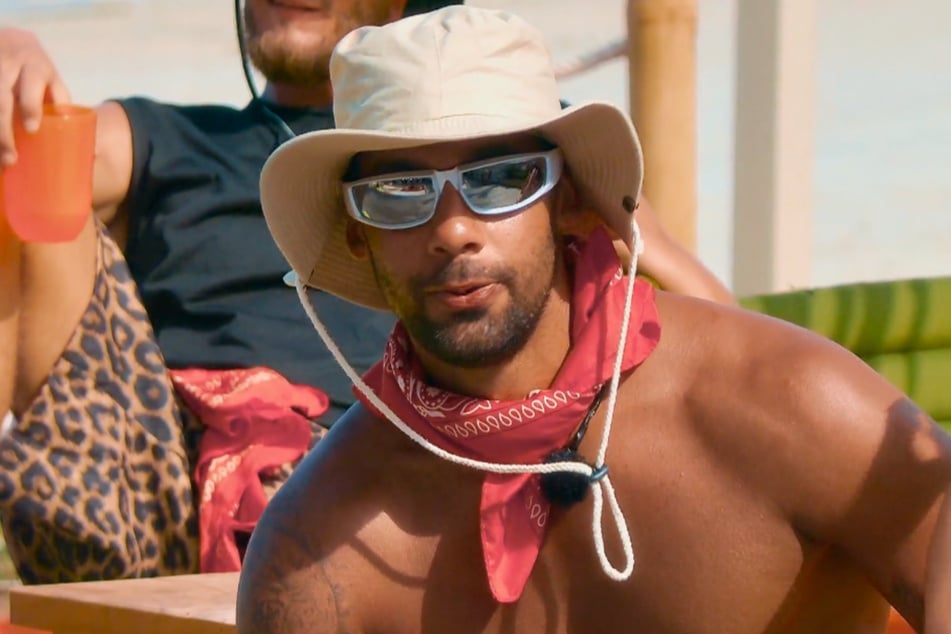 Der TV-Macho kann seine Augen kaum von der selbstbewussten Tiziana lassen.