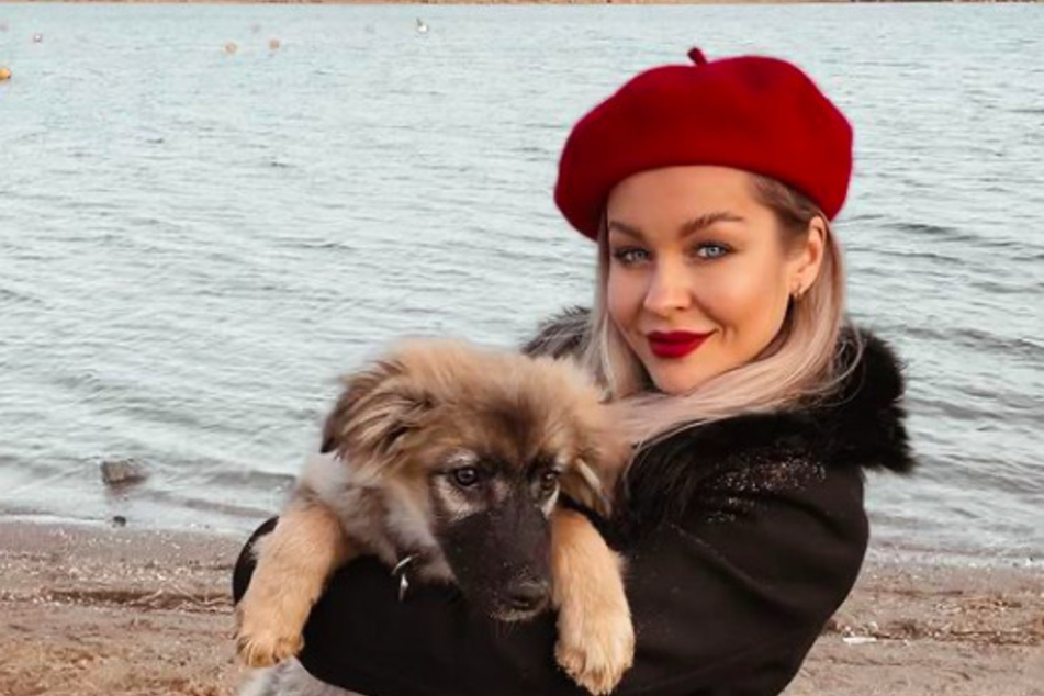 Love Island-Star Julia Oemler (26) feierte mit Hund Rano.