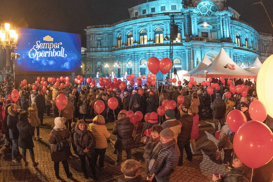 Auf dem Openairball vor der Semperoper tanzen und feiern Tausende Dresdner durch die Nacht.