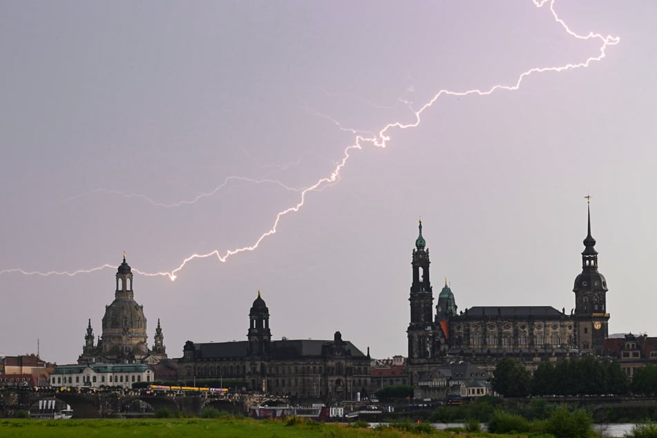 Blitz und Donner werden am Donnerstag in Sachsen erwartet.