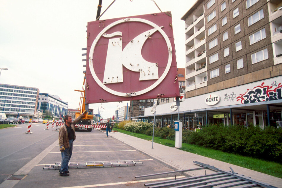 Die letzte Leuchtreklame vom Konsum in der Rathausstraße wurde 1995 entfernt.
