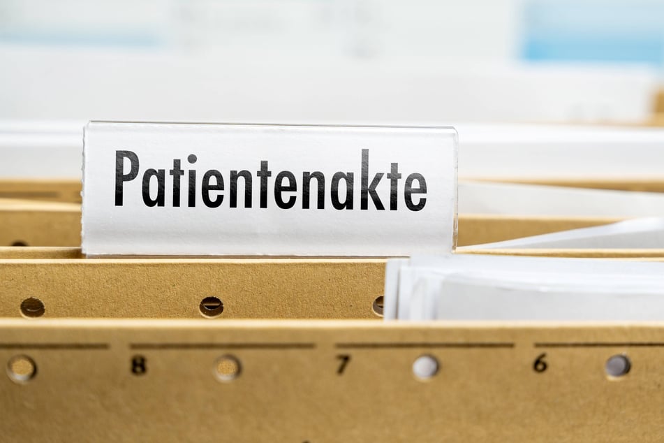 Die Patientenakte aus Papier kann langsam zu den Akten gelegt werden ... (Symbolfoto)