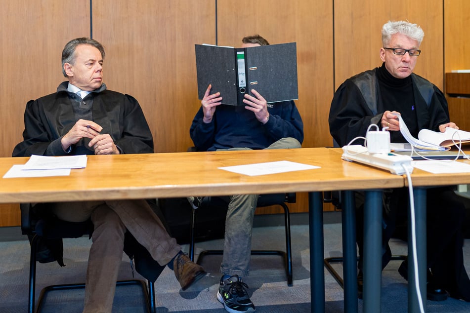 Der 41-jährige Angeklagte (Mitte) vor dem Gericht in Hildesheim.