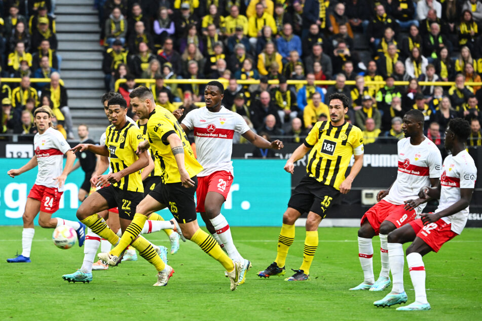 Niklas Süle (4.v.l.) trifft in dieser Szene zum 2:0 für Borussia Dortmund.
