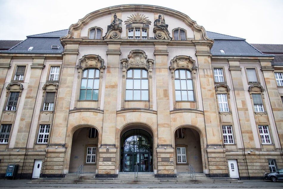 Blick auf das Landgericht Mönchengladbach: Am Montag soll hier im Prozess um die massiven Misshandlungen zweier Kleinkinder das Urteil gegen die Eltern (20, 24) fallen.