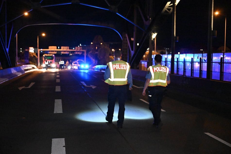 Die Polizei sperrte die Unfallstelle großräumig ab.