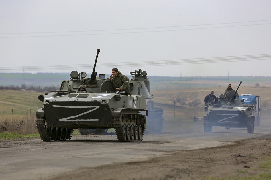 Russische Militärfahrzeuge in der Nähe von Mariupol. Nach Angaben der Separatisten hat die Erstürmung des Stahlwerks in Mariupol begonnen.
