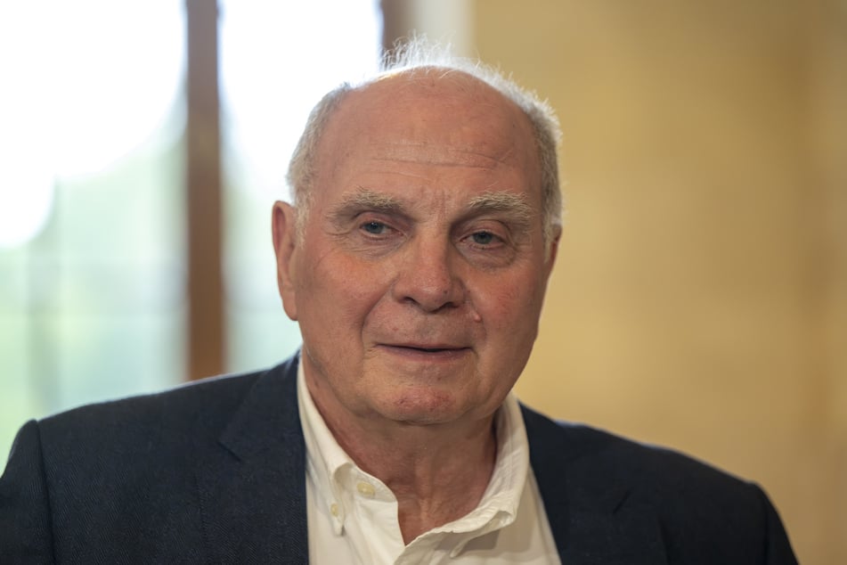 Uli Hoeneß (73) lobt Kompany und verteilt gleichzeitig Spitzen gegen dessen Vorgänger.