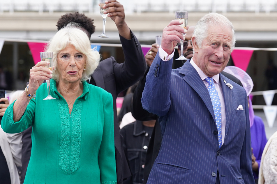 Prinz Charles zusammen mit seiner Frau Camilla (74), Herzogin von Cornwall.