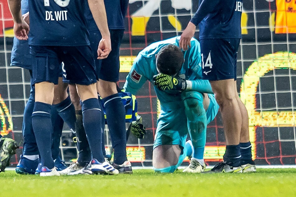 Bochums Torwart Torwart Patrick Drewes (31) ging nach dem Feuerzeugwurf zu Boden.