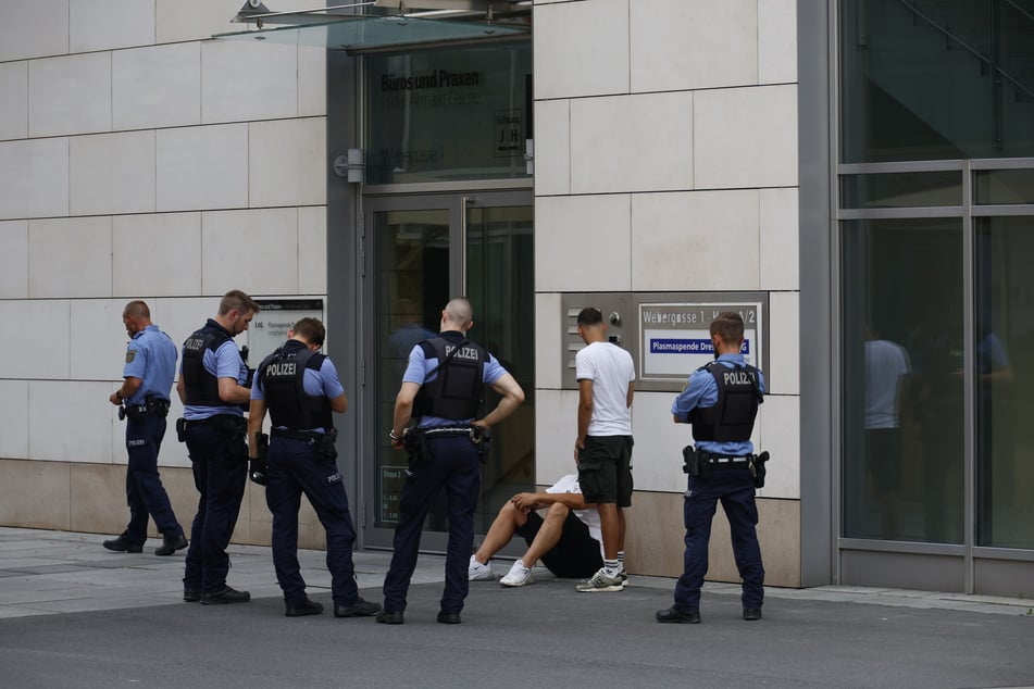 Die Polizei nahm mehrere Personen fest.