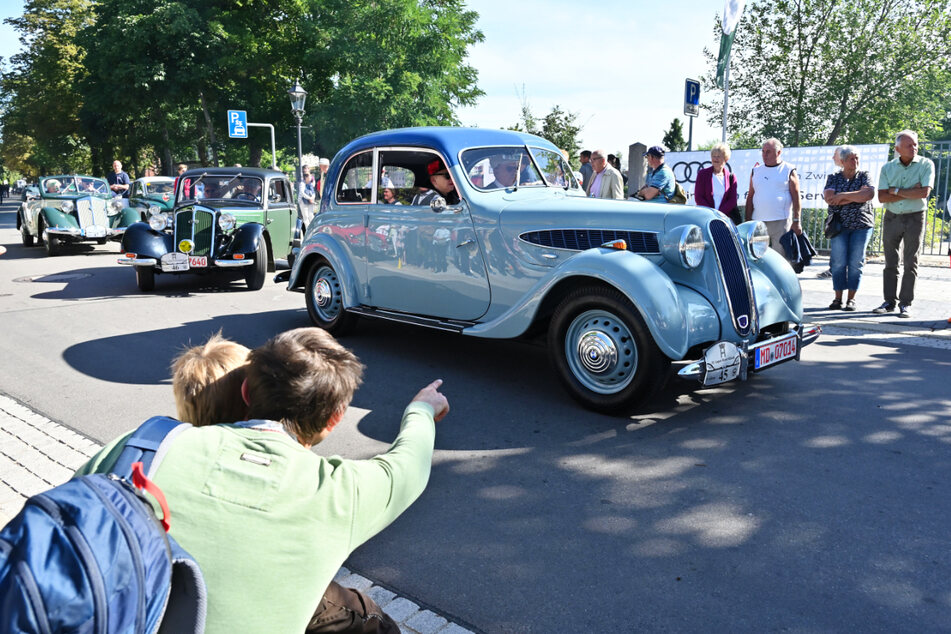 Wunderschöne Oldtimer - hier ein BMW vor einem Audi - lockten die Besucher zur 10.  August-Horch-Klassik.