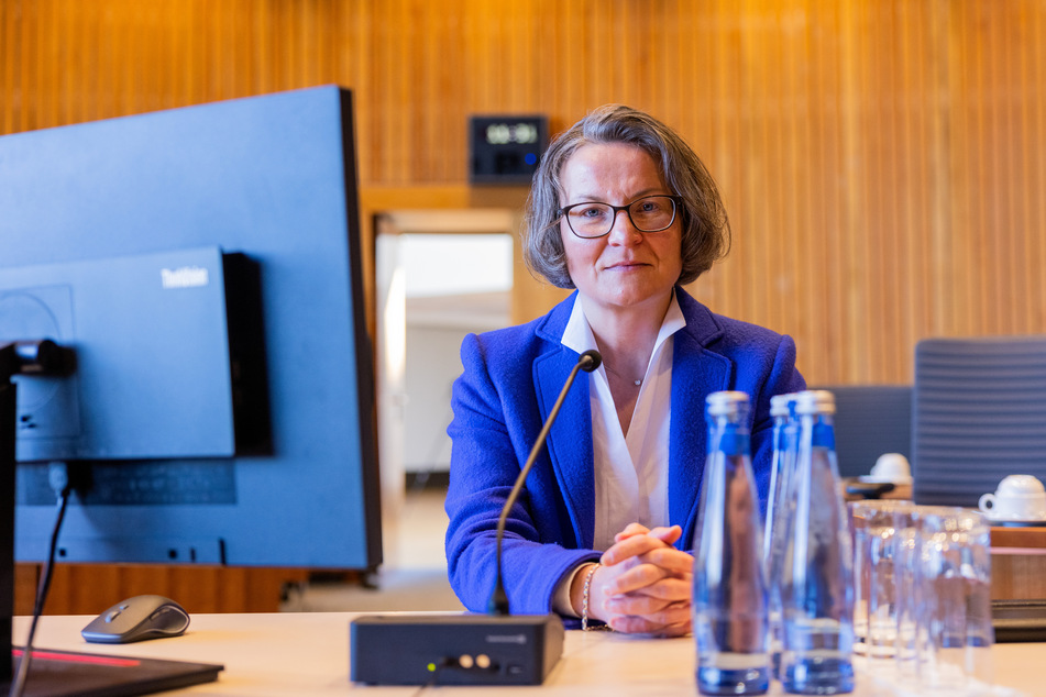 Ina Scharrenbach (47, CDU) hat Akten zurück gehalten und die Arbeit des Flut-Untersuchungssausschusses damit verzögert.