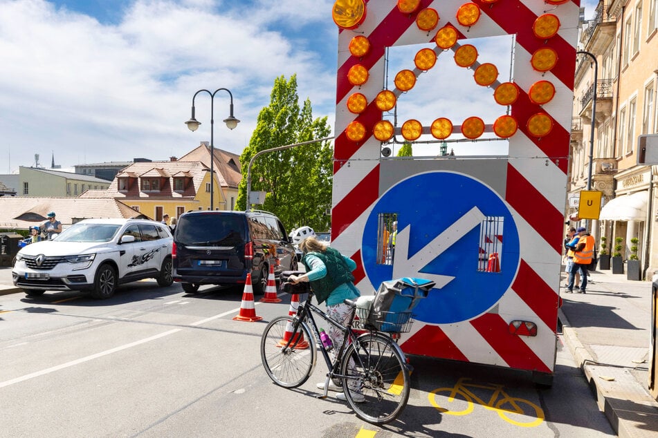 Radfahrer wurden am Sonntagmittag mit Hindernissen konfrontiert. Die Streifen wurden entfernt und dafür gesperrt.