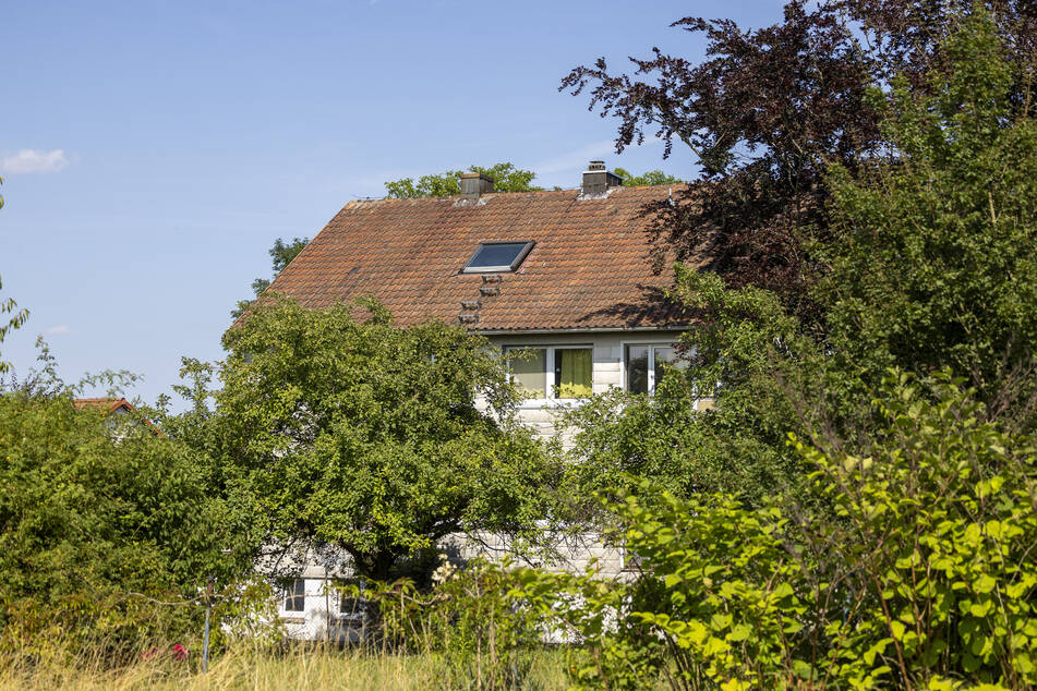 Aus dem Dachfenster der Unterkunft soll geschossen worden sein - eine passende Waffe wurde bei einer Durchsuchung jedoch nicht entdeckt.