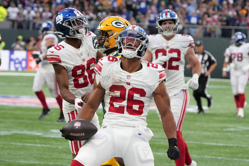 New York Giants running back Saquon Barkley (c.) celebrates after a run in the fourth quarter.