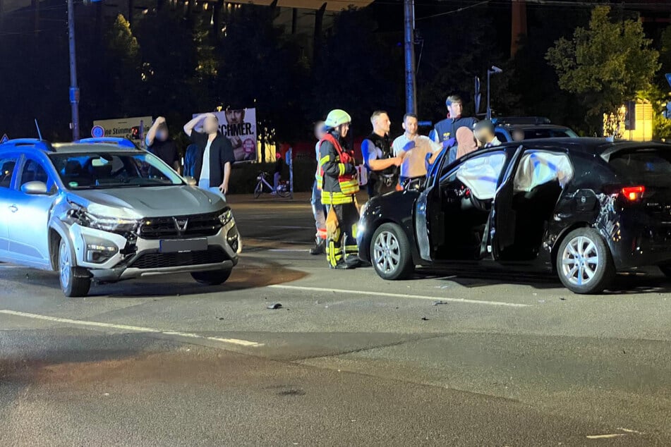 In einem unaufmerksamen Moment bog der Opelfahrer links ab, ohne den auf der benachbarten Spur fahrenden Dacia zu bemerken.