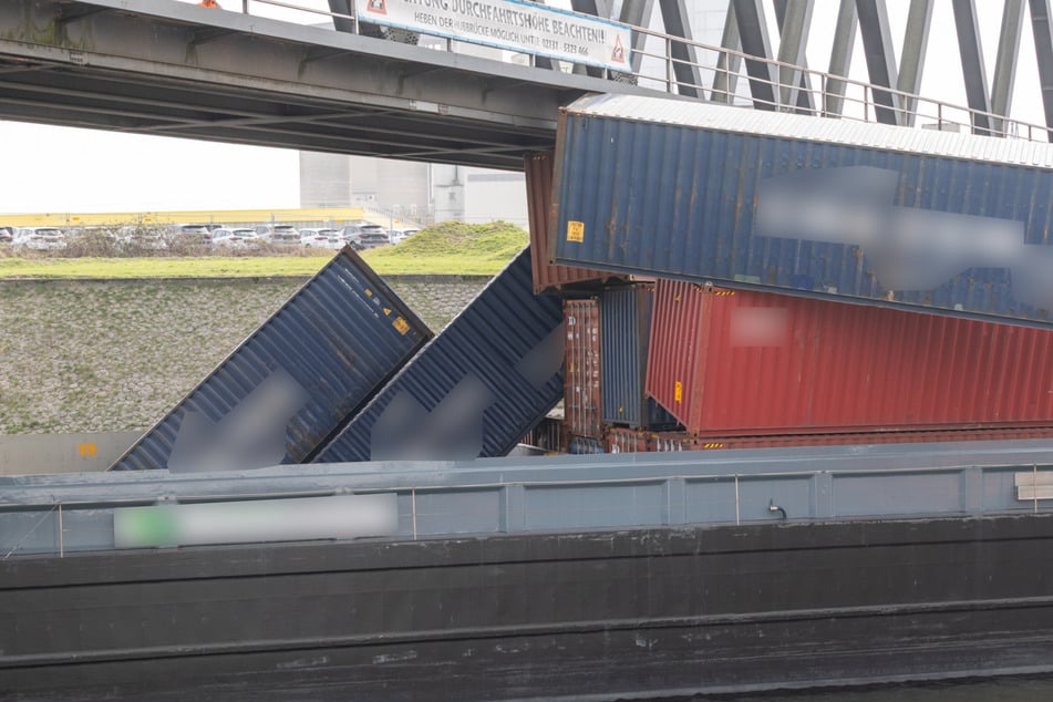 Schiff rammt Brücke im Neusser Hafen: Zwei Container landen im Rhein, weitere drohen zu fallen