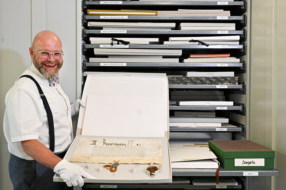 Archiv-Chef Thomas Kübler (60) ist stolz, eine echte Papstbulle in der Sammlung zu haben.