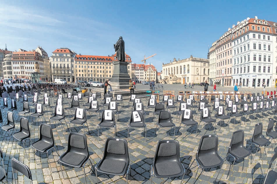 Der ersten Leere-Stühle-Aktion auf dem Dresdner Neumarkt schließen sich am Freitag bundesweit über 60 Städte an.