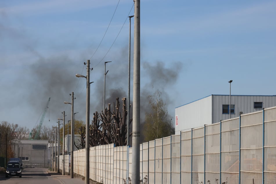 Der dunkle Rauch war mehrere Kilometer weit zu sehen.