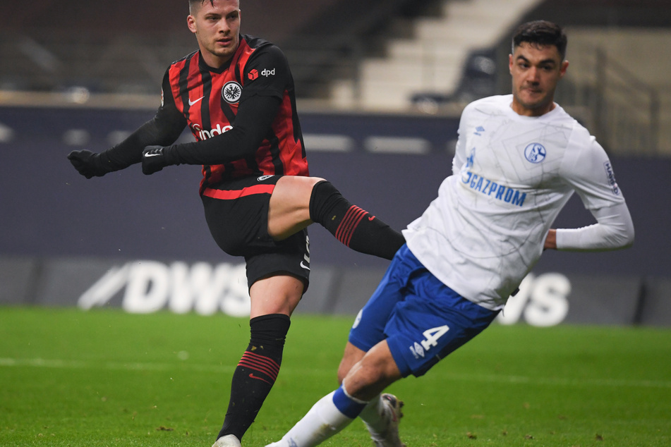 Eintracht Frankfurts Luka Jovic (l.) schießt nach einem Zweikampf mit Ozan Kabak vom FC Schalke 04 das Tor zum 3:1.
