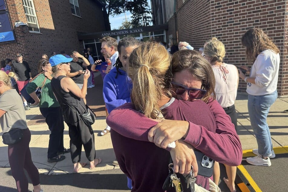 An einer Schule in Minneapolis ist es zu einem Schusswaffenvorfall gekommen: Eltern stehen vor der katholischen Schule.