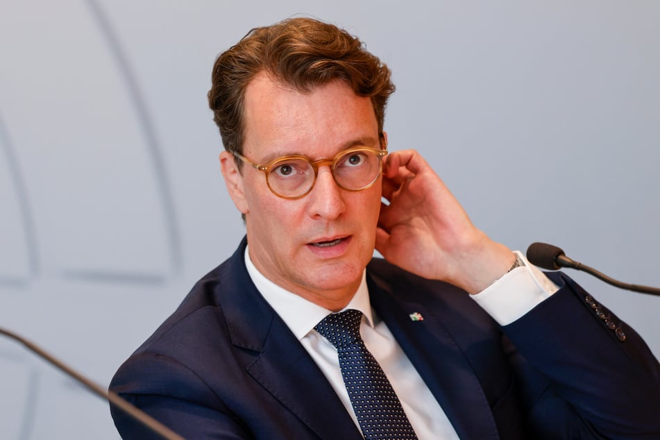 NRW-Ministerpräsident Hendrik Wüst (49, CDU) hat sich am Dienstag zu einem möglichen Parteiverbotsverfahren gegen die AfD geäußert.