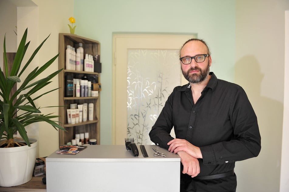 Der Obermeister der Chemnitzer Friseurinnung Jörn Lüdecke (43) weiß von finanzieller Not vieler Salons durch die Rückzahlung der Corona-Hilfen.