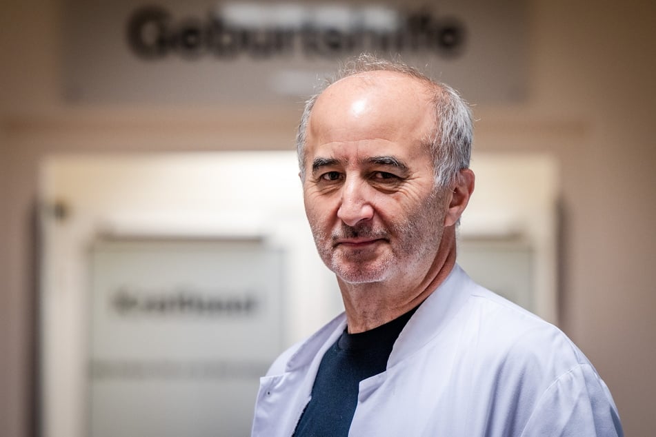 Oberarzt Gunter Leichsenring (64) freut sich über die 1000. Geburt in diesem Jahr am DRK Krankenhaus Rabenstein.