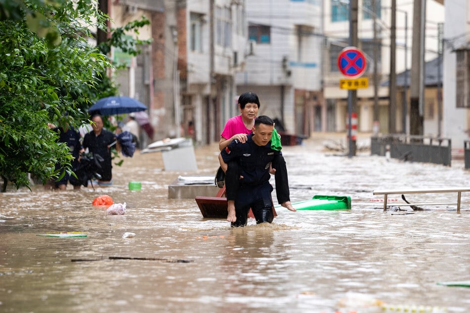 Sechs Menschen sind in der chinesischen Provinz Guizhou nach heftigen Regenfällen und schweren Überschwemmungen gestorben.