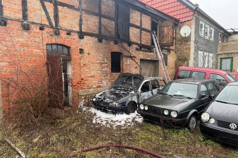 Das Fahrzeug wurde durch die Flammen vollständig zerstört.