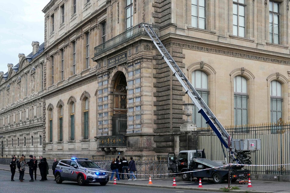 Vier Monate nach dem spektakulären "Jahrhundertraub" im Oktober 2025 ist die Direktorin des weltberühmten Museums zurückgetreten.