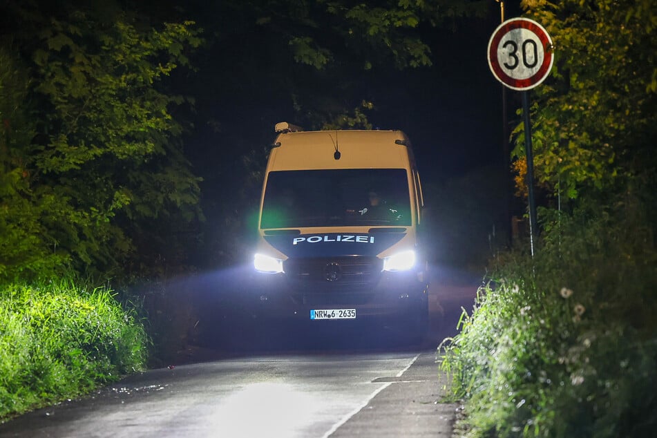 Die Beamten konnten den Tatverdächtigen in einen Gebüsch auffinden und vorläufig festnehmen.