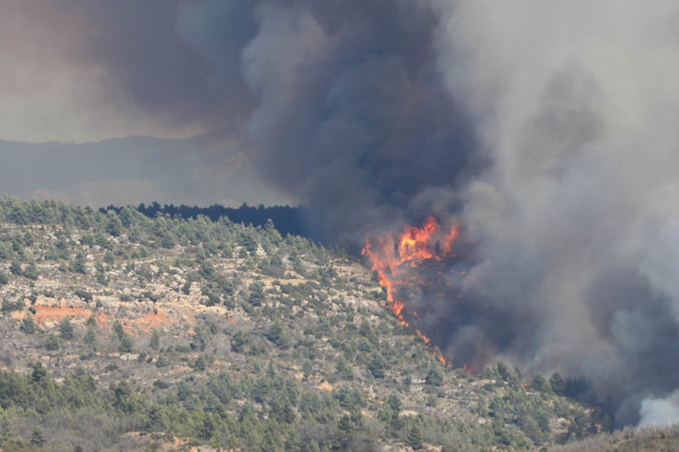Der am Donnerstag ausgebrochene Waldbrand hat zur Evakuierung von mindestens zehn Gemeinden geführt.
