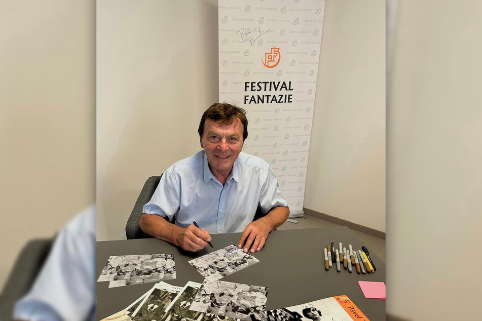 Derzeit sucht der Aschenbrödel-Pprinz die Fotos für sein Buch aus, das auch in deutscher Sprache erscheinen wird.
