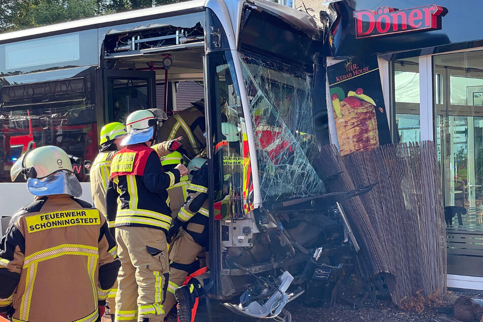 Durch den Zusammenstoß wurde die Front des Busses völlig zerstört.