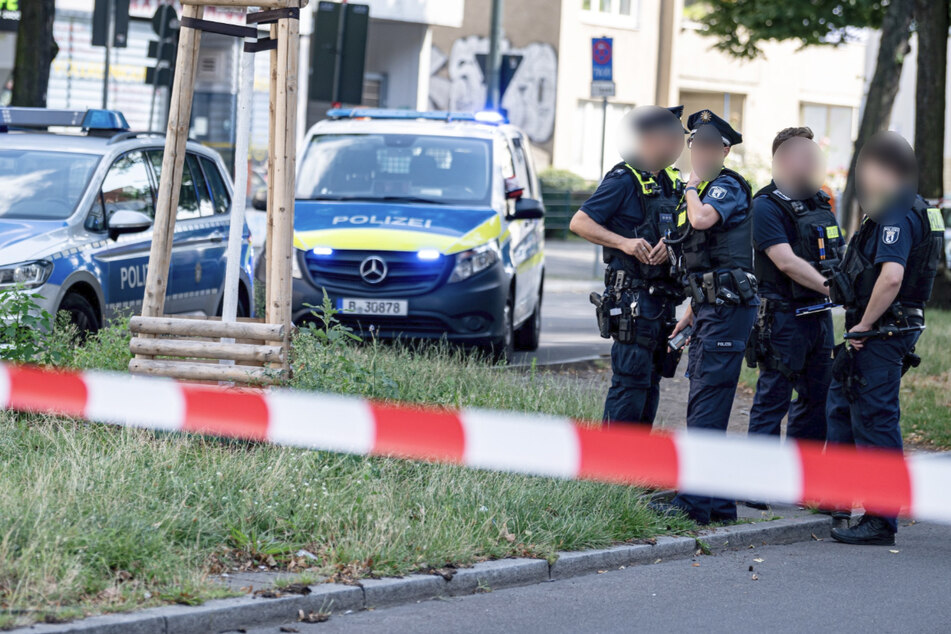 Polizisten sichern den Tatort am Mierendorffplatz.