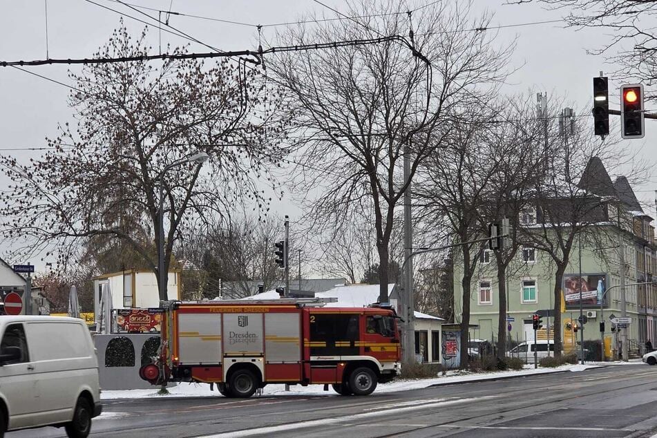 Wegen einer Ölspur war die Feuerwehr am Montagvormittag im Dresdner Norden gefordert.