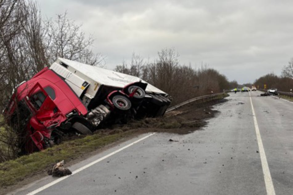 Durch den Aufprall rutschte der Lkw in den Straßengraben