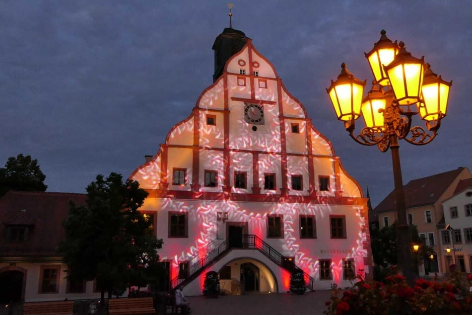 Unter anderem auch in Grimma, wo das Rathaus in rot erstrahlte.