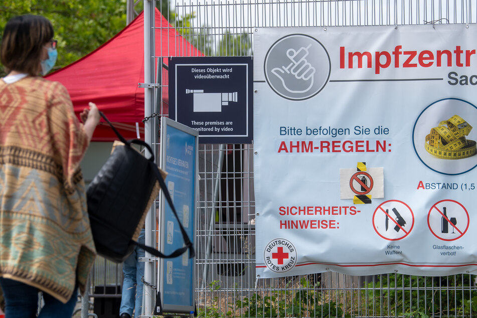 Trotz nachlassender Impfbereitschaft muss nach Angaben des Deutschen Roten Kreuzes (DRK) in den sächsischen Impfzentren nur wenig Corona-Impfstoff entsorgt werden.