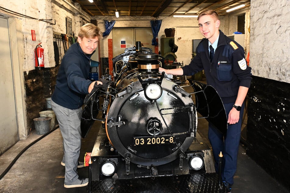 Auch die Vorstandsmitglieder Armin Mucke (l.) und Felix Schönherr freuen sich schon auf das Jubiläum ihrer Parkeisenbahn.