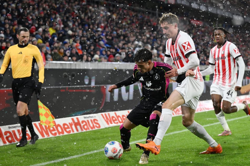 Der SC Freiburg und der HSV lieferten sich im verschneiten Europa-Park-Stadion ein intensives Duell.